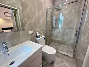 Deluxe Room, 1 King Bed | Bathroom | Shower, hair dryer, soap, shampoo - Puffers Inn Logan Motel (Loganholme)