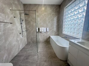Family Apartment | Bathroom | Shower, hair dryer, soap, shampoo - Puffers Inn Logan Motel (Loganholme)