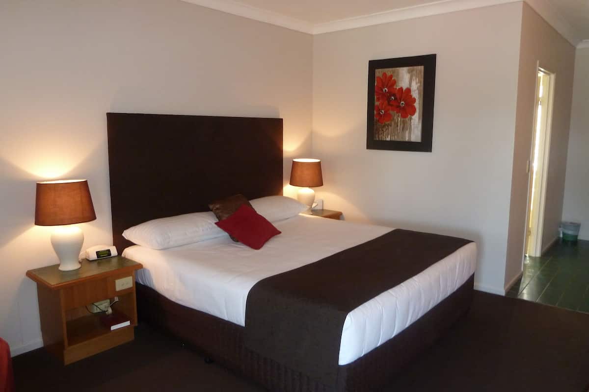 Executive Room, 1 King Bed (Spa) | Premium bedding, pillowtop beds, in-room safe, soundproofing