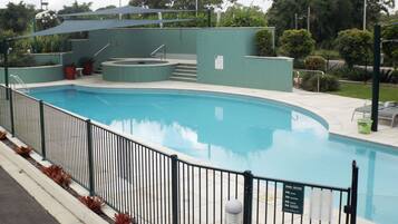 Piscina all'aperto, con ingresso dalle 07:00 alle 20:00, lettini