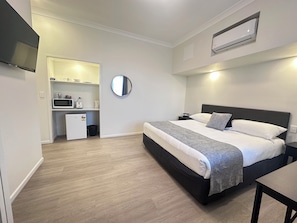 Deluxe Room, 1 King Bed | Premium bedding, pillowtop beds, in-room safe, soundproofing