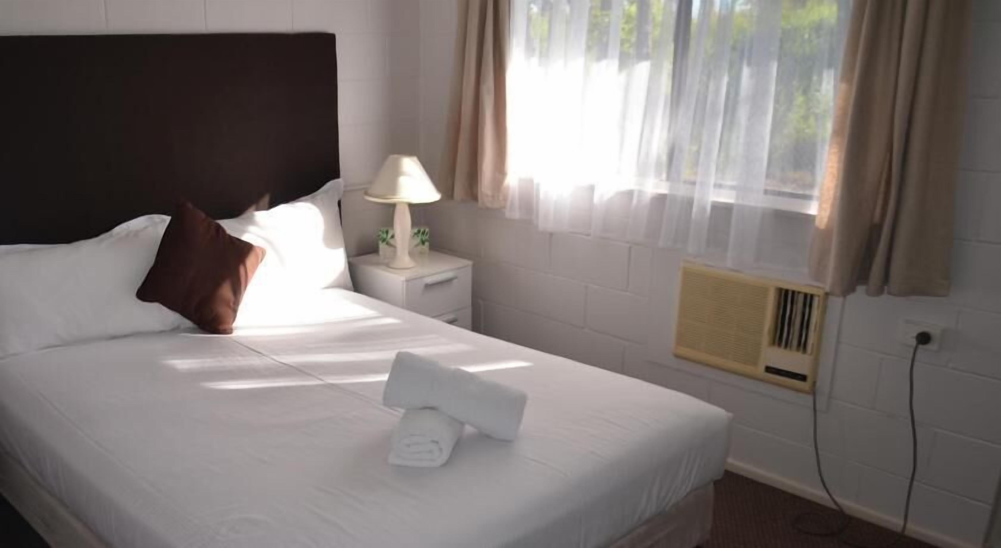 أغطية فراش متميزة وأسرّة بطبقة علوية مريحة وخزنة داخل الغرفة