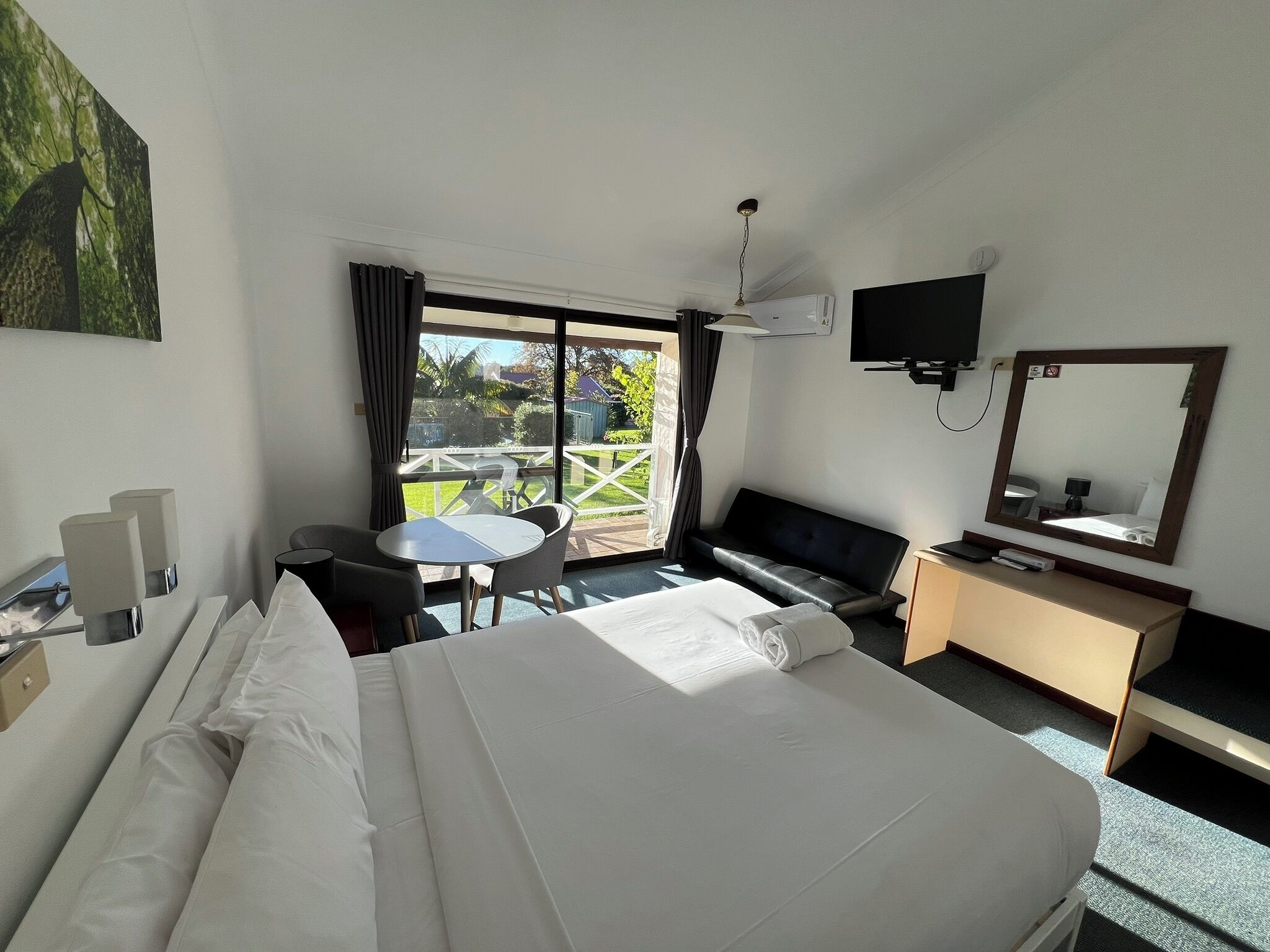 標準單人房, 1 張加大雙人床, 泳池景 | 高級寢具、記憶棉床墊、熨斗/熨衫板、免費 Wi-Fi