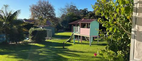Chambre simple Standard, 1 grand lit, vue sur la piscine | Literie de qualité, lit avec matelas en mousse à mémoire