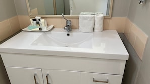 Standard Single Room, 1 Queen Bed, Pool View | Bathroom | Shower, free toiletries, hair dryer, towels - Karri Forest Motel (Pemberton)