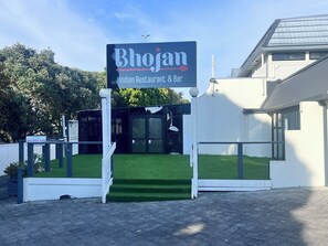 Breakfast, lunch and dinner served - Manukau Hotel & Conference Centre (Auckland)