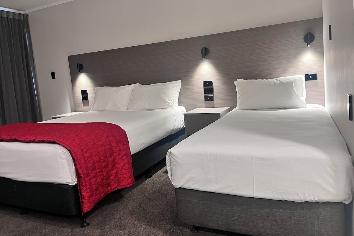 Business Room | In-room safe, soundproofing, iron/ironing board, WiFi