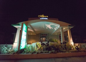 Front of property - Alpers Lodge & Conference Centre (Auckland)