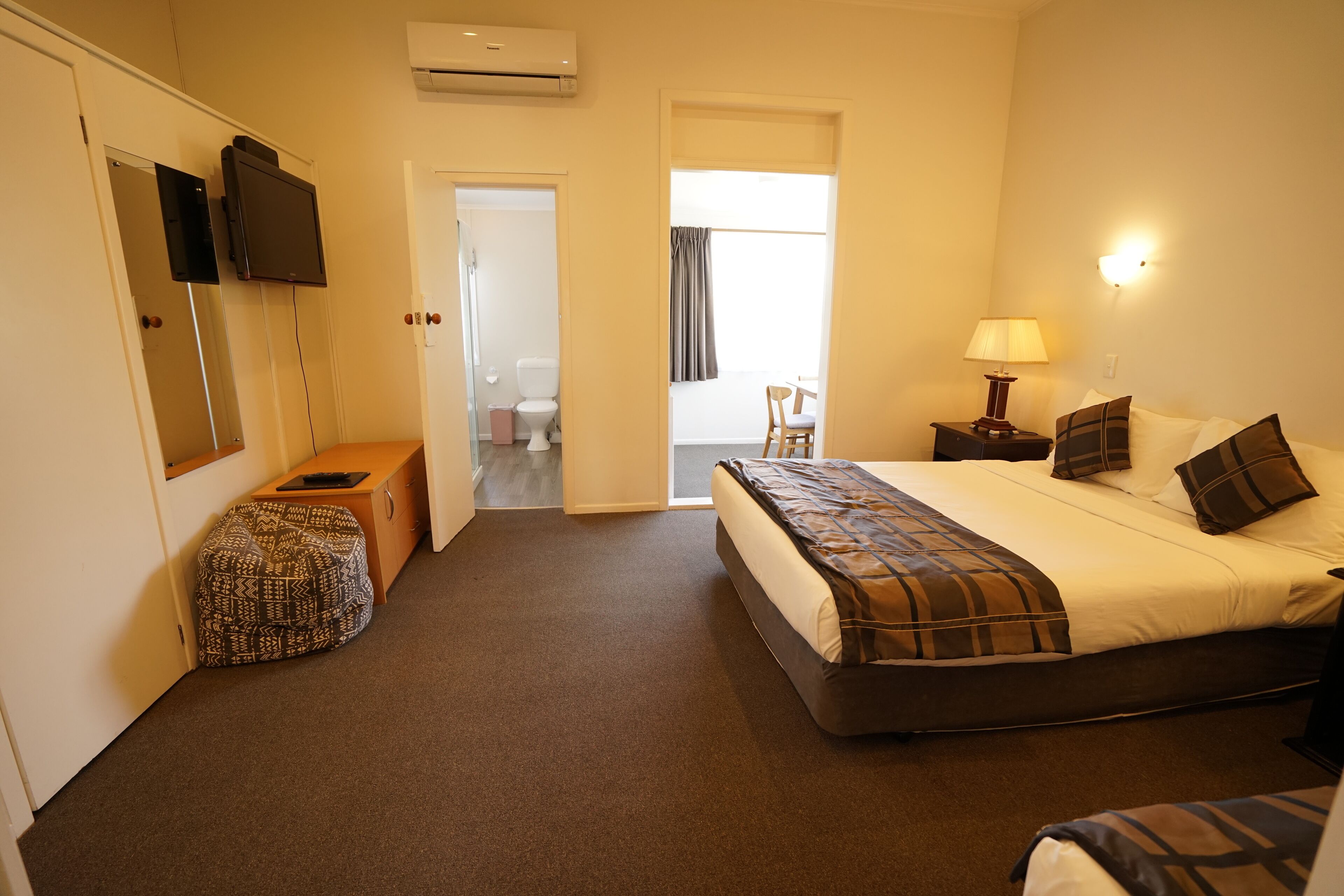 Habitación | Caja de seguridad en la habitación y escritorio 