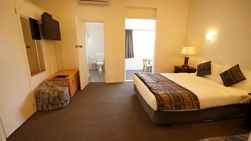 Deluxe Studio with Kitchen - Queen & Single Bed | 1 bedroom, in-room safe, desk, laptop workspace