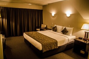 In-room safe, desk, laptop workspace, cribs/infant beds - Alpers Lodge & Conference Centre (Auckland)