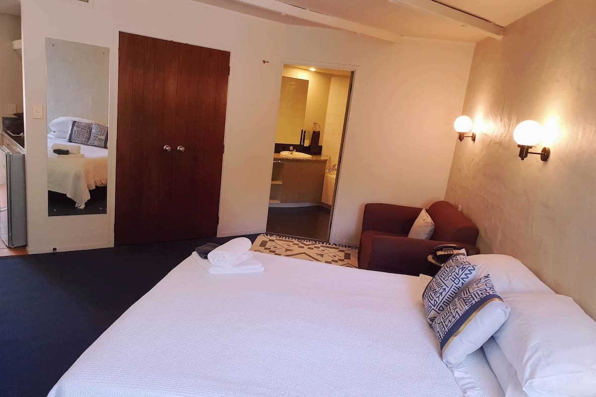 Executive Studio, 1 King Bed | Soundproofing, iron/ironing board, free WiFi, bed sheets