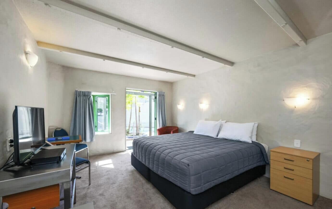 Standard Studio, 1 Queen Bed, Non Smoking, Kitchen | Soundproofing, iron/ironing board, free WiFi, bed sheets