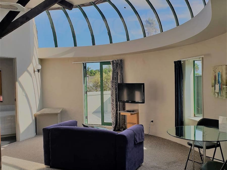 Sistema de insonorización, tabla de planchar con plancha y wifi gratis