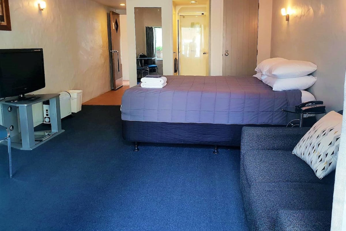 Standard Studio, 1 Queen Bed, Non Smoking, Kitchen | Soundproofing, iron/ironing board, free WiFi, bed sheets