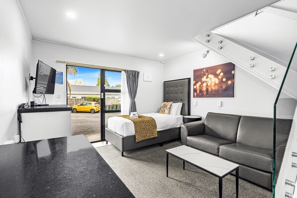 1 bedroom, desk, blackout drapes, soundproofing