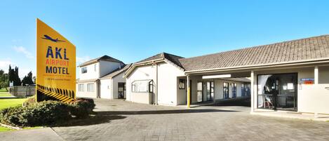 Vista frontal de la propiedad