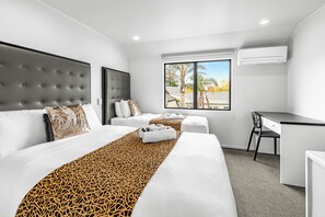 1 bedroom, desk, blackout drapes, soundproofing