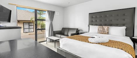 Desk, blackout curtains, soundproofing, free WiFi