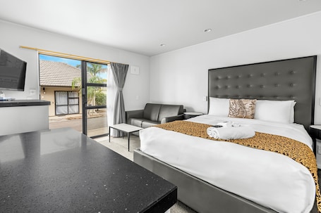 Desk, blackout curtains, soundproofing, free WiFi. Auckland Airport Motel