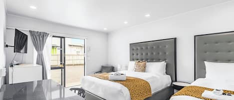1 bedroom, desk, blackout curtains, soundproofing