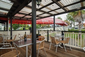 Breakfast, lunch and dinner served - The Surrey Hotel (Auckland)