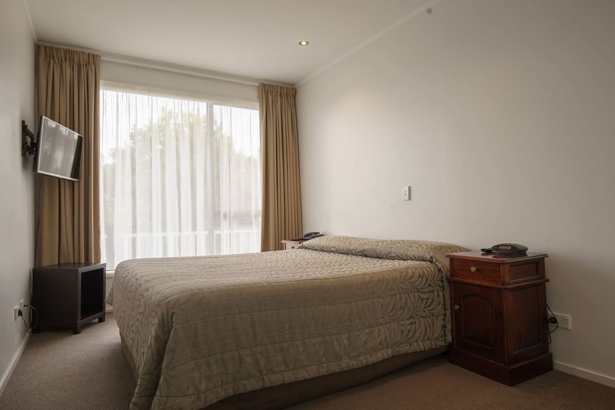 Desk, blackout drapes, iron/ironing board, free WiFi