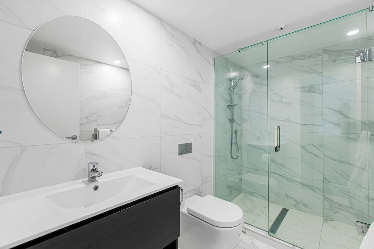Habitación superior, 2 camas dobles | Baño | Ducha, artículos de higiene personal gratuitos y secador de pelo