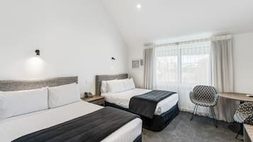 Quarto superior, 2 camas de casal | Escrivaninha, cortinas blackout, ferros/tábuas de passar roupa
