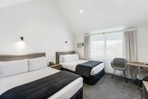 Chambre supérieure, 2 lits doubles | Bureau, rideaux d’obscurcissement, fer et planche à repasser