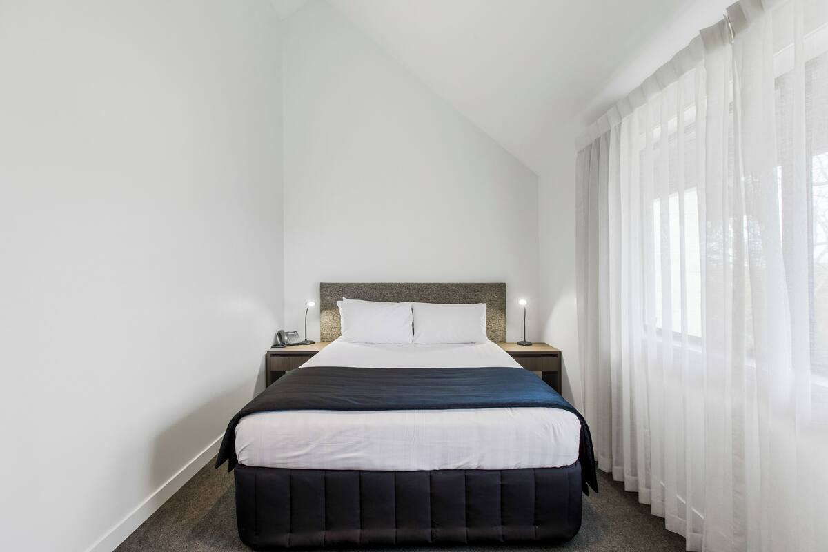 Quarto casal superior | Escrivaninha, espaço de trabalho para notebook, cortinas blackout