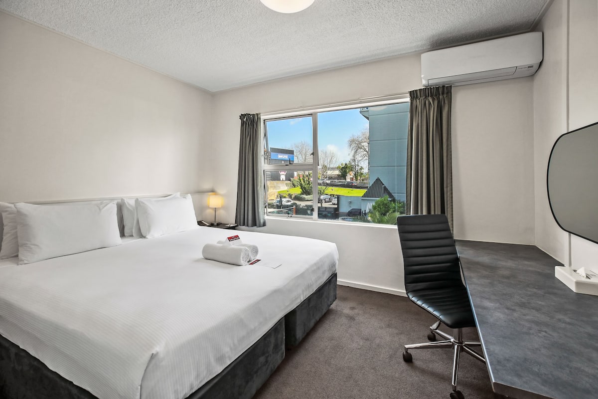2 Bedroom Motel Unit | Desk, iron/ironing board, free WiFi, bed sheets