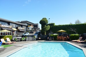 Piscine extérieure, parasols de plage, chaises longues