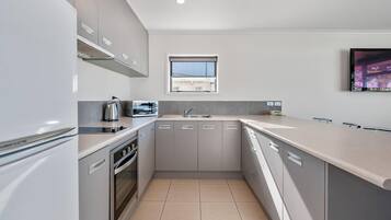 Apartamento, 2 quartos | Cofres nos quartos, ferros/tábuas de passar roupa, Wi-Fi de cortesia