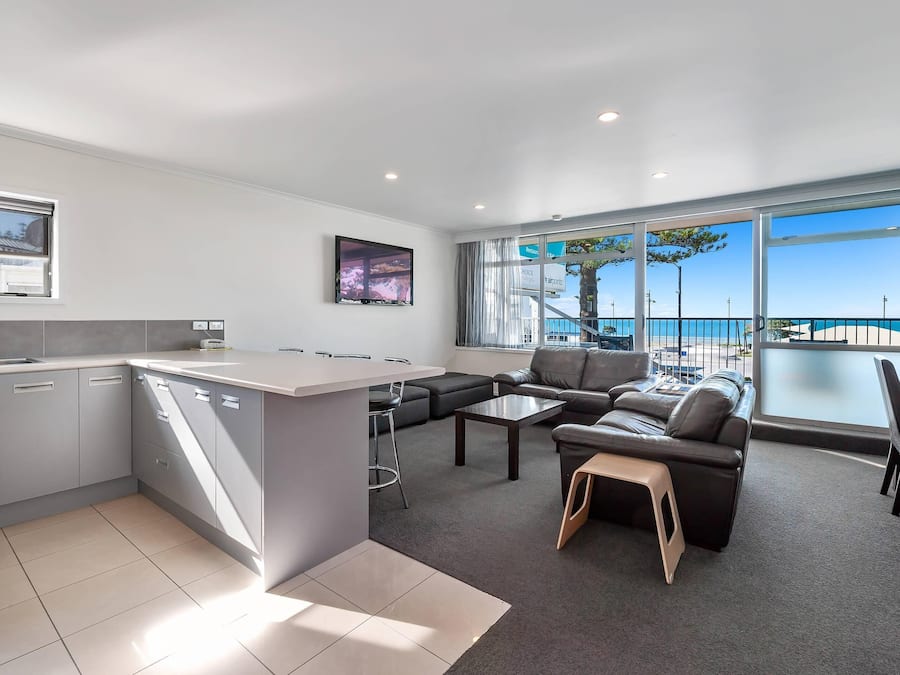 Caja de seguridad en la habitación y tabla de planchar con plancha