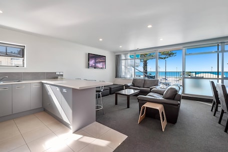 Caja de seguridad en la habitación y tabla de planchar con plancha . Quality Inn Napier