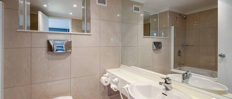 Ein modernes Badezimmer mit Toilette, Waschbecken und Dusche.