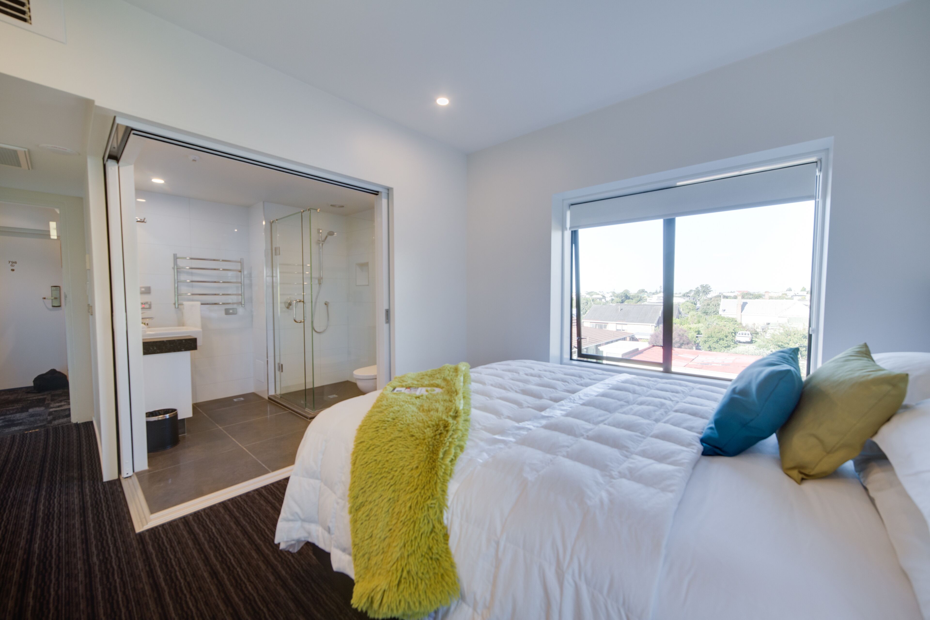 Deluxe King Studio | Iron/ironing board, WiFi (free), bed sheets