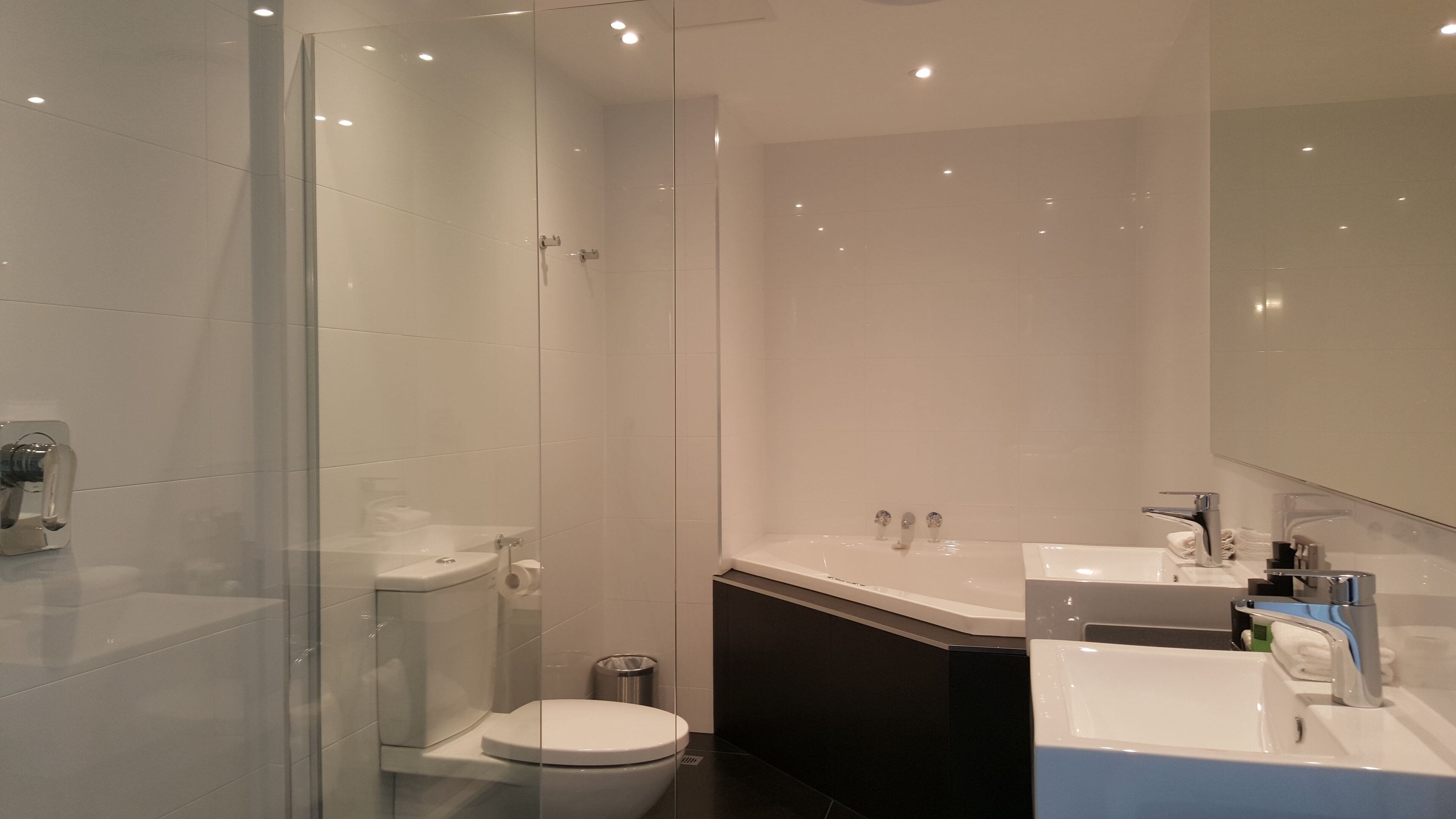 suite | bathroom | shower, free toiletries, hair dryer, towels