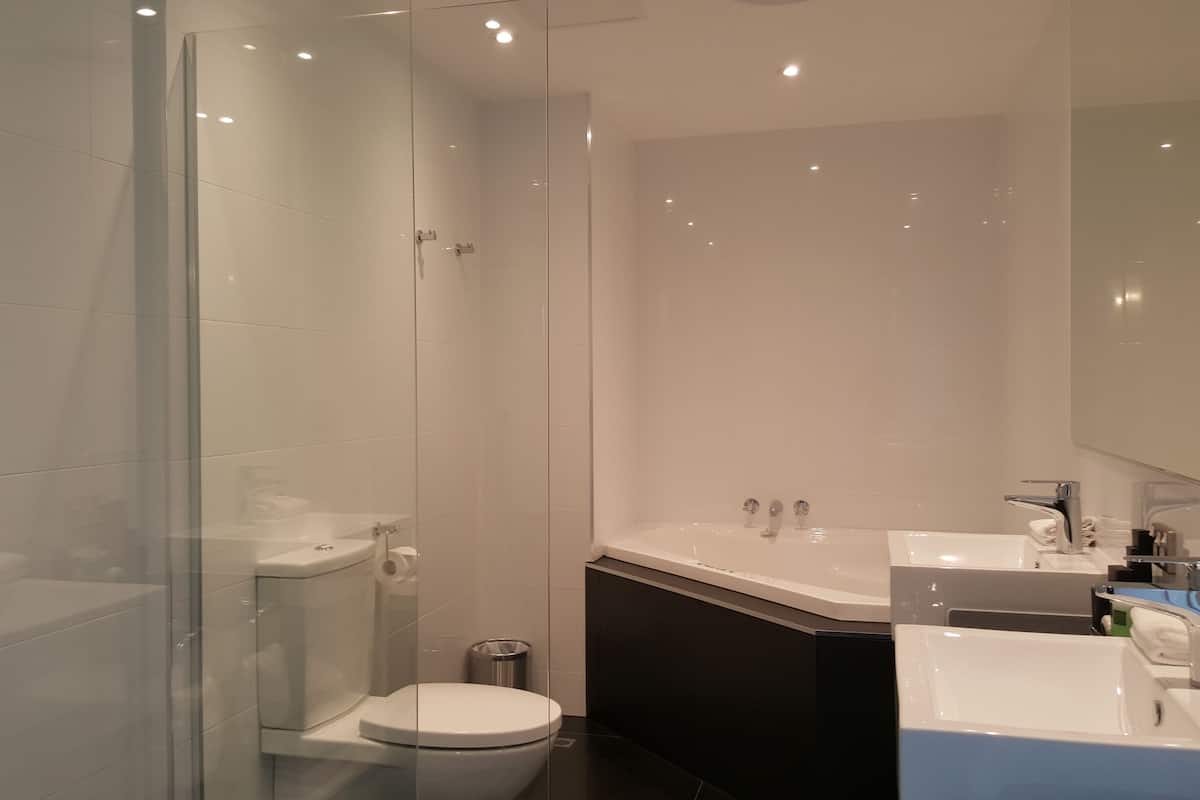 suite | bathroom | shower, free toiletries, hair dryer, towels