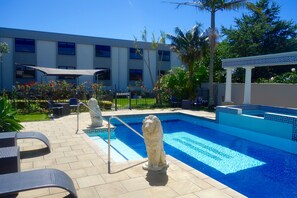 Piscine extérieure, piscine chauffée, chaises longues