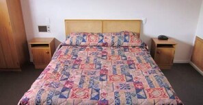 Bàn, màn/rèm cản sáng, bàn ủi/dụng cụ ủi quần áo 