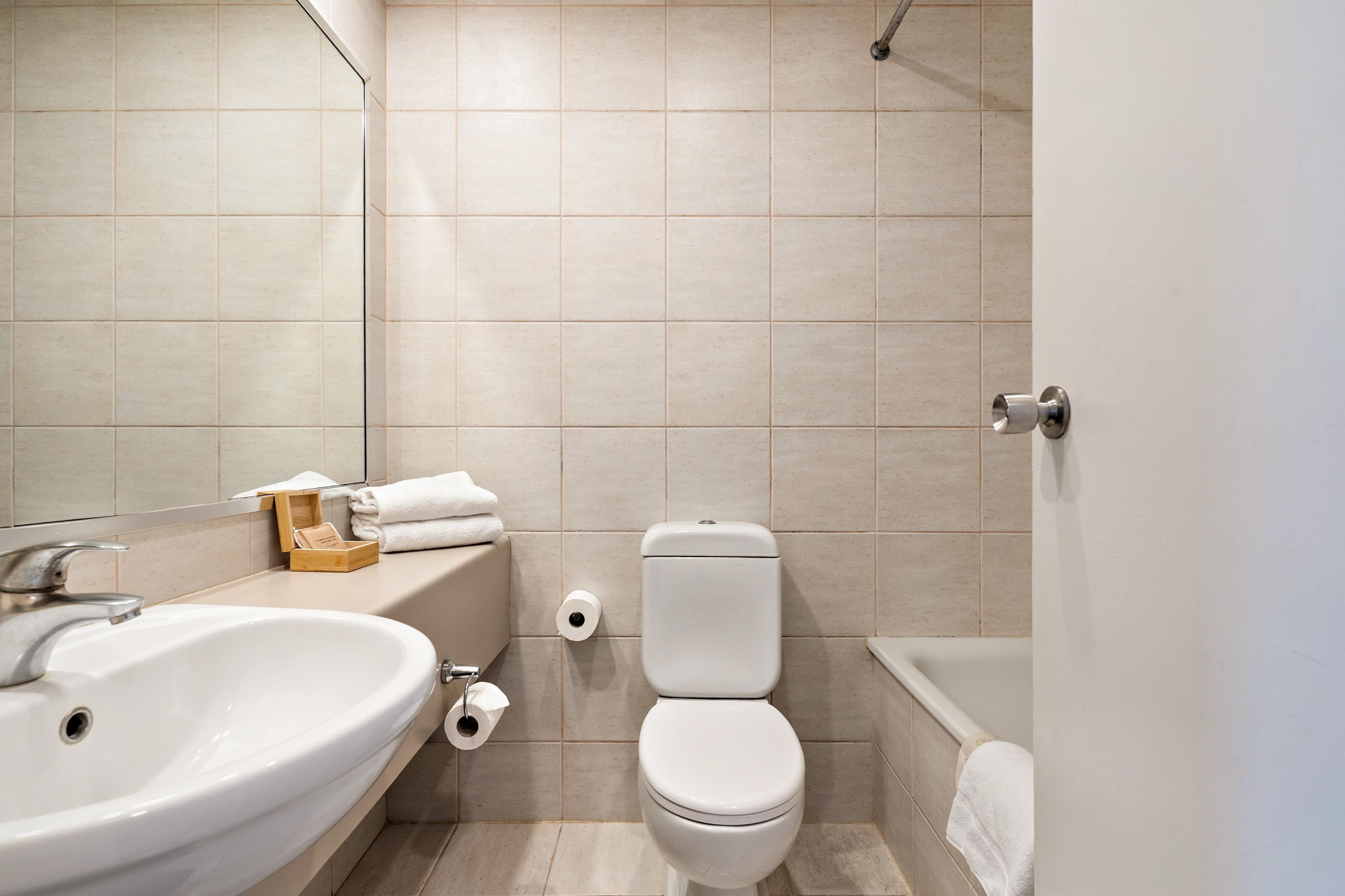 Un baño moderno con lavabo, inodoro y bañera.