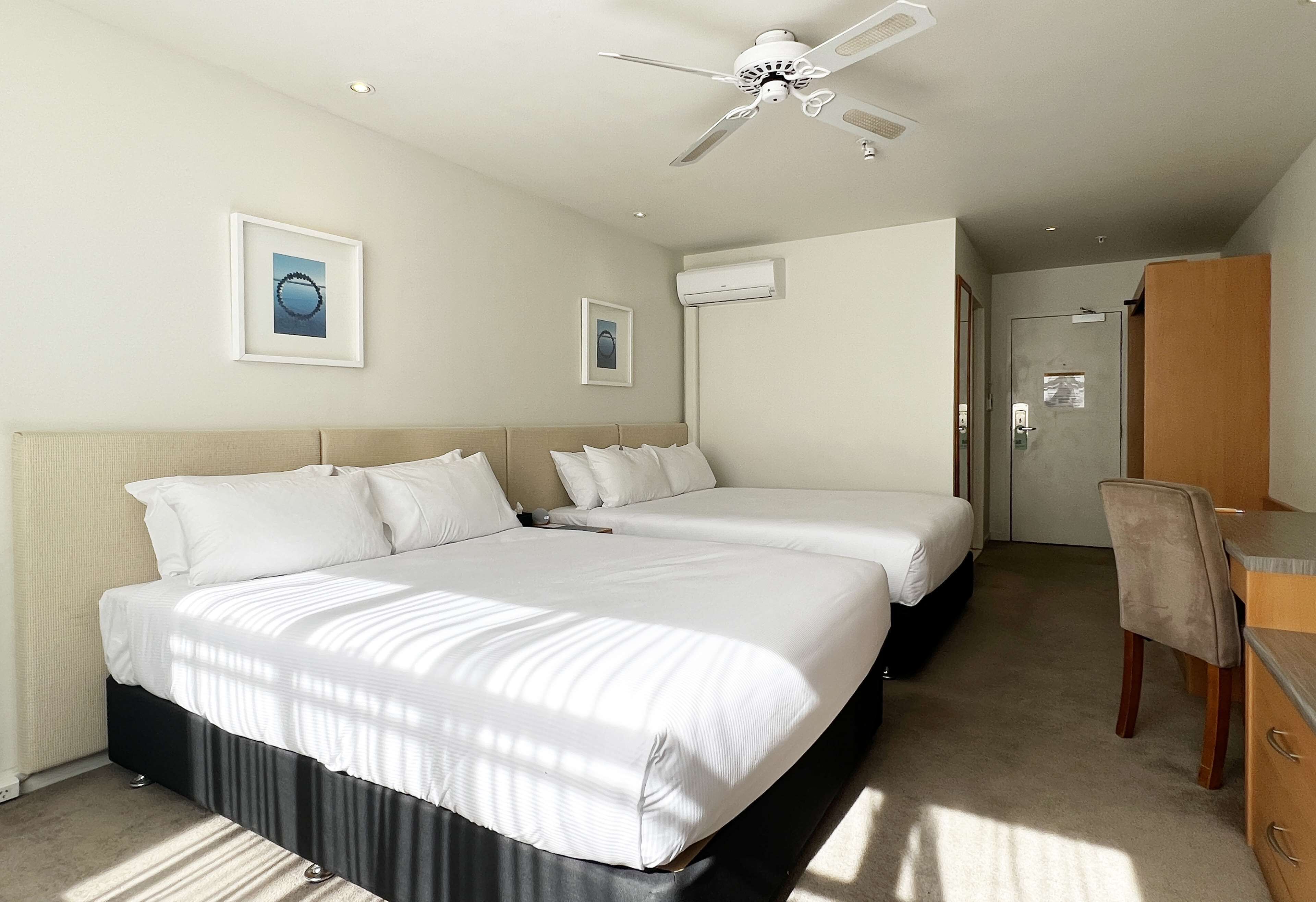 Habitación clásica con 2 camas individuales | Caja de seguridad en la habitación y escritorio 