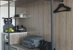 Habitación Deluxe con 2 camas individuales | Caja de seguridad en la habitación y escritorio 