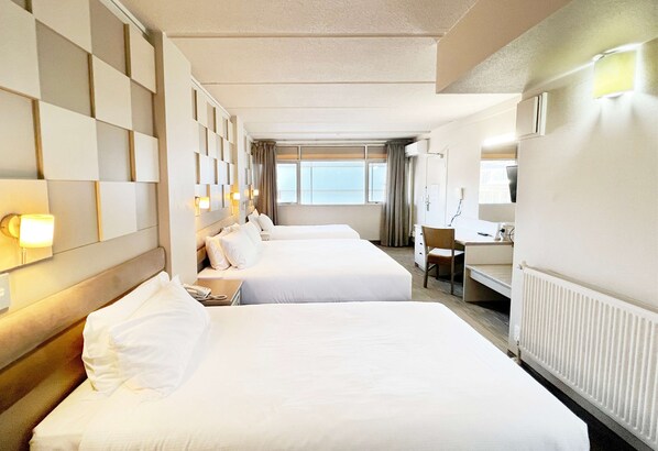 Brankas, meja kerja, ruang kerja ramah laptop, dan tirai kedap cahaya