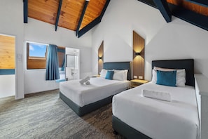 Executive Apartment with Spa Pool | Iron/ironing board, free WiFi, bed sheets, alarm clocks