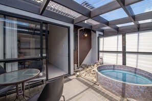 Family Apartment with Heated Plunge Pool | Iron/ironing board, free WiFi, bed sheets, alarm clocks - Wylie Court (Rotorua)