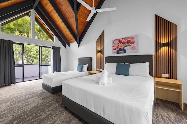 Executive Apartment with Spa Pool | Iron/ironing board, free WiFi, bed sheets, alarm clocks