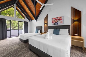 Executive Apartment with Spa Pool | Iron/ironing board, free WiFi, bed sheets, alarm clocks